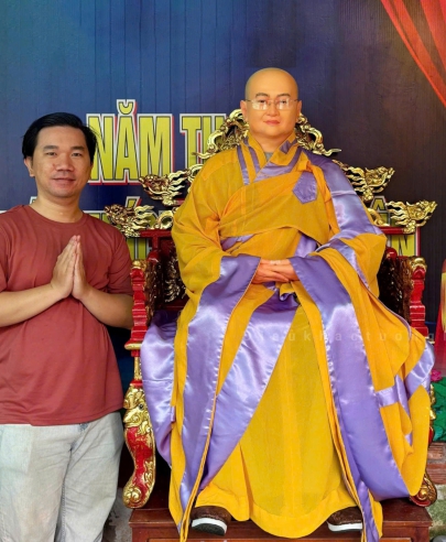 Tượng Sư Thầy Mặc Y Phục Thật