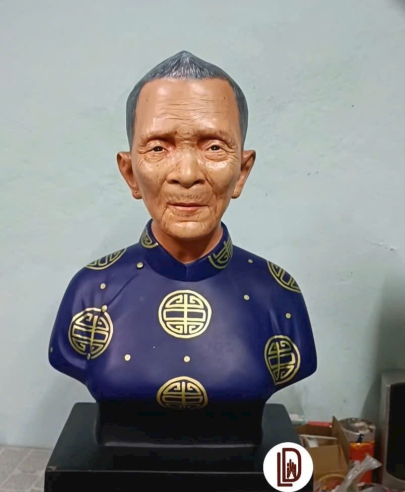 Tượng chân dung bà 