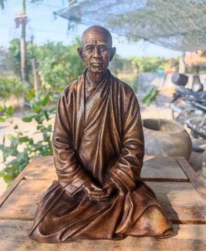 Tượng thiền sư Thích Nhất Hạnh