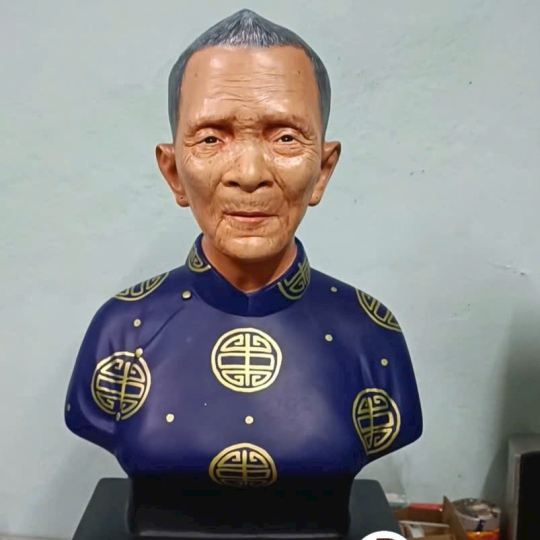 Tượng chân dung bà 