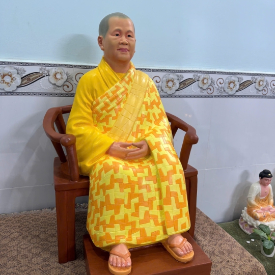 Tượng sư bà ngồi ghế