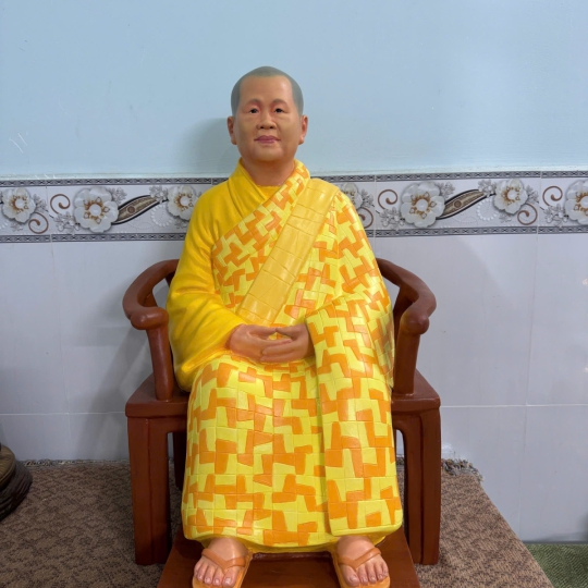 Tượng sư bà ngồi ghế