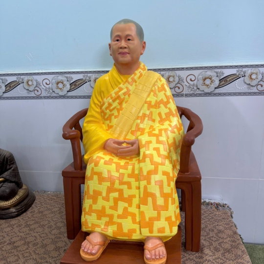 Tượng sư bà ngồi ghế