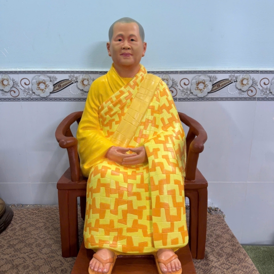 Tượng sư bà ngồi ghế