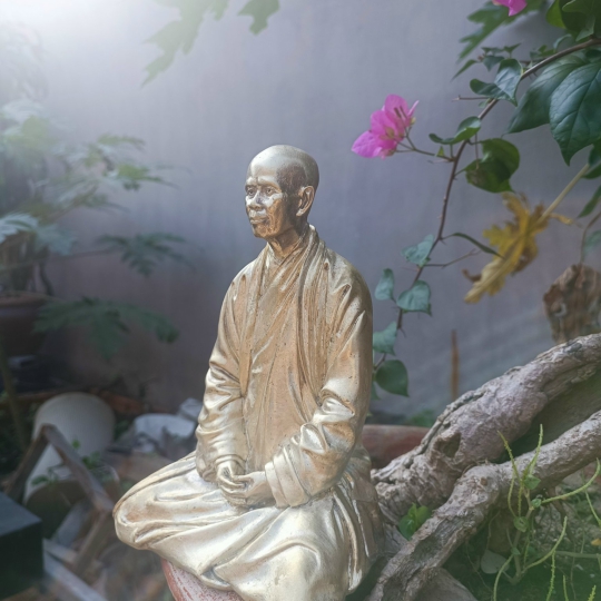 Tượng thiền sư Thích Nhất Hạnh