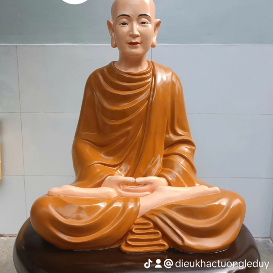 Tượng tổ sư Ni Kiều Đàm Di