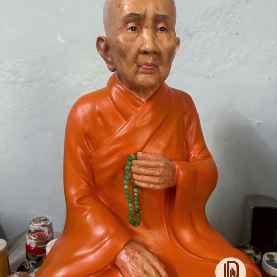 Tượng chân dung cụ bà