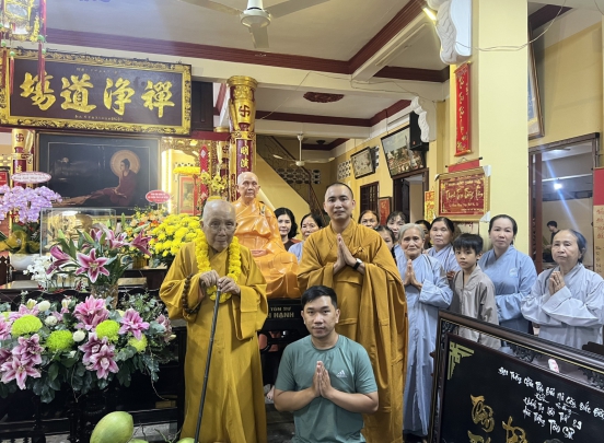 Điêu khắc tượng sư thầy Thích Tịnh Hạnh